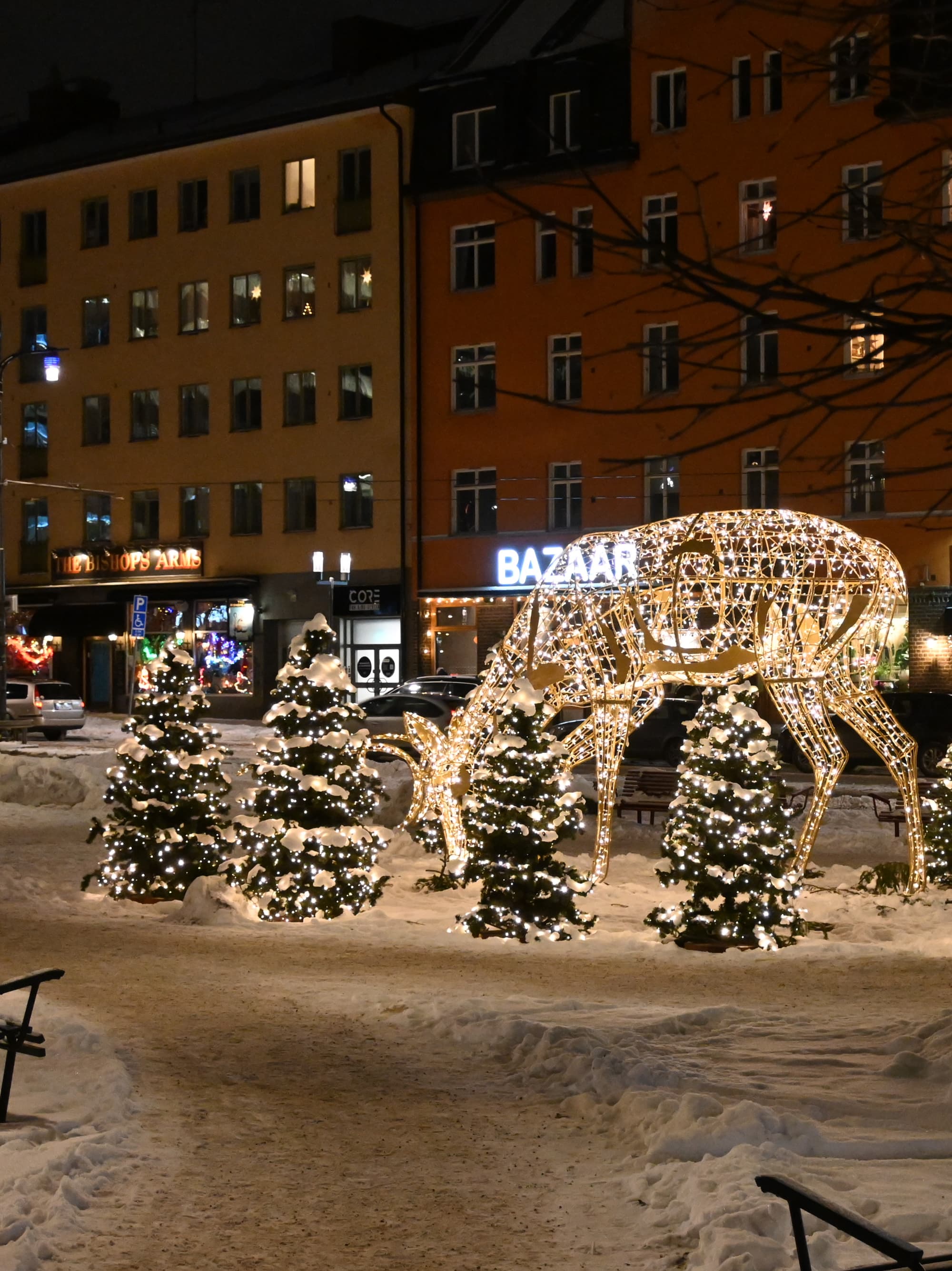 En julskyltning på ett torg i en stad på natten.