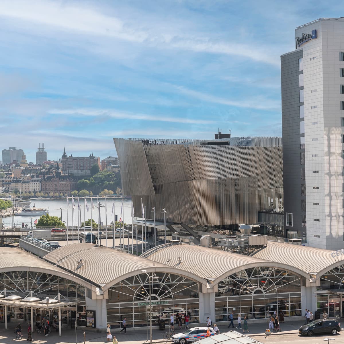 En utsikt över en tågstation i en stad.