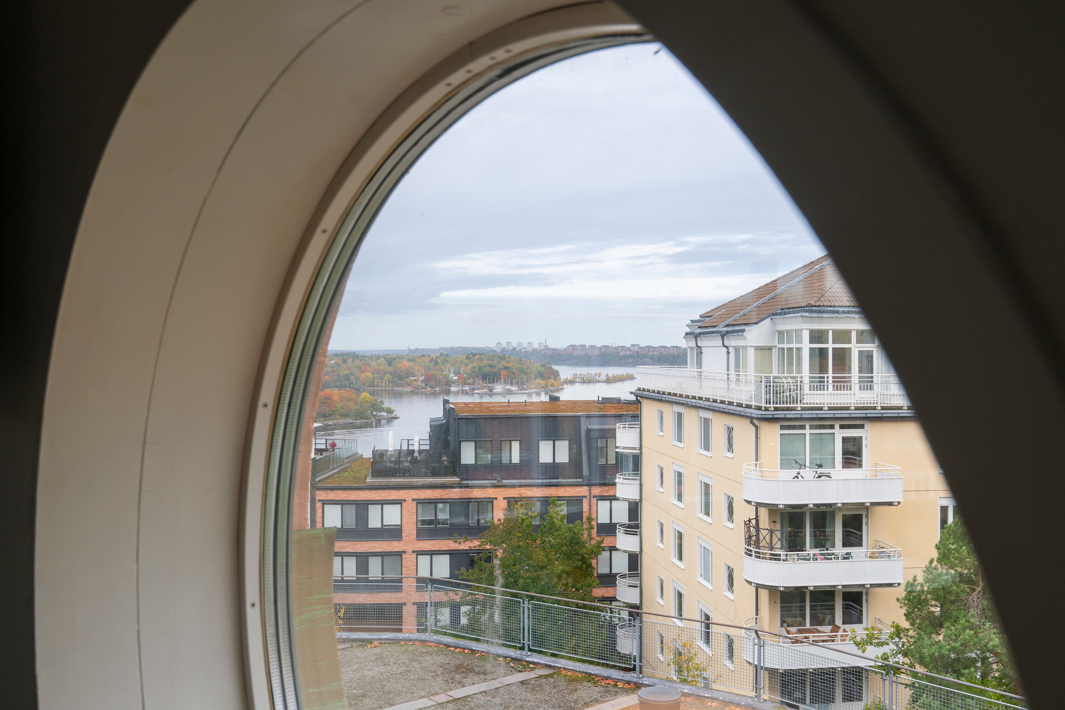 En utsikt över en stad från ett runt fönster.