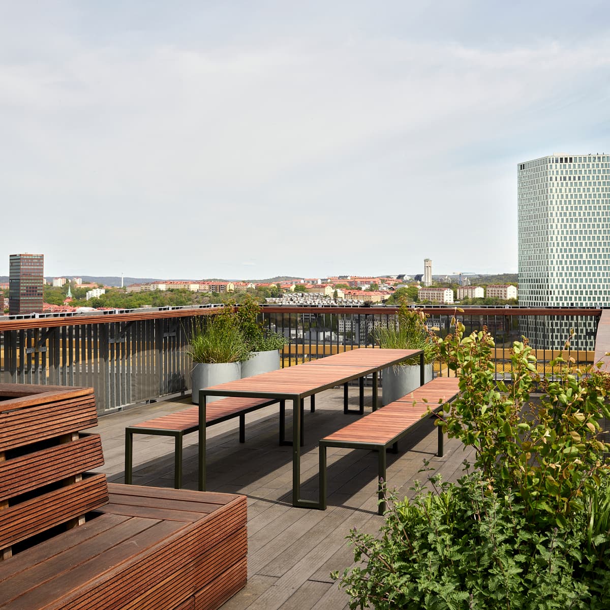 En träbänk som sitter på toppen av ett tak.