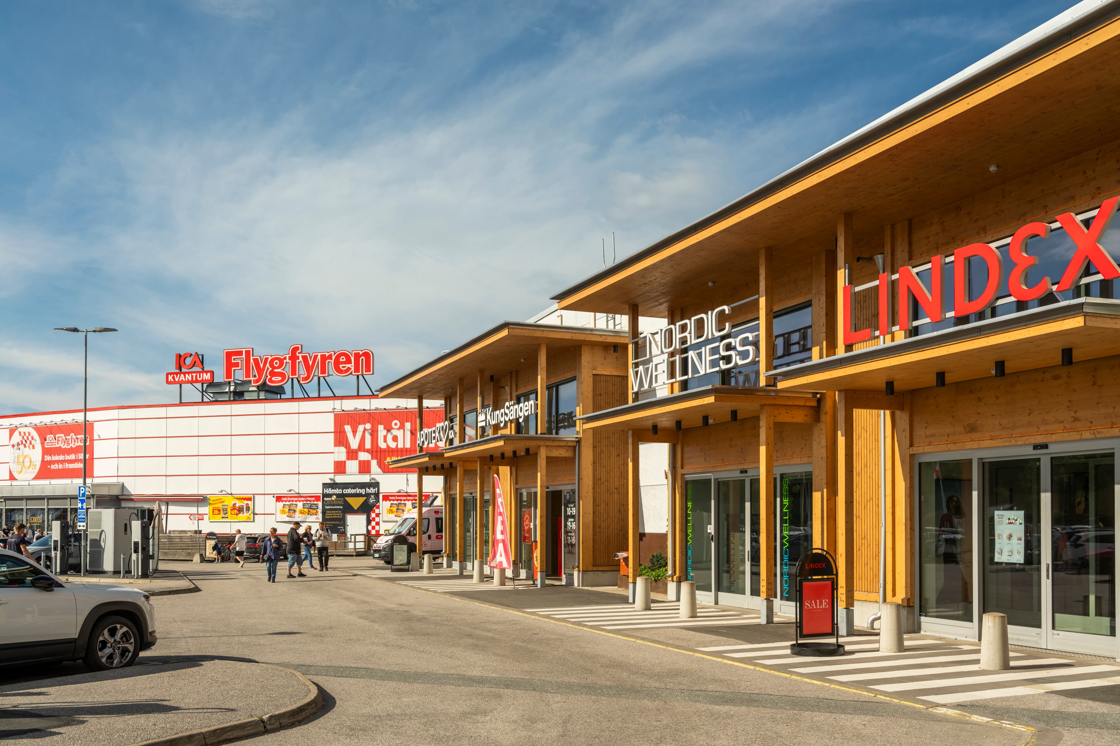 En bil som står parkerad framför en stor byggnad.