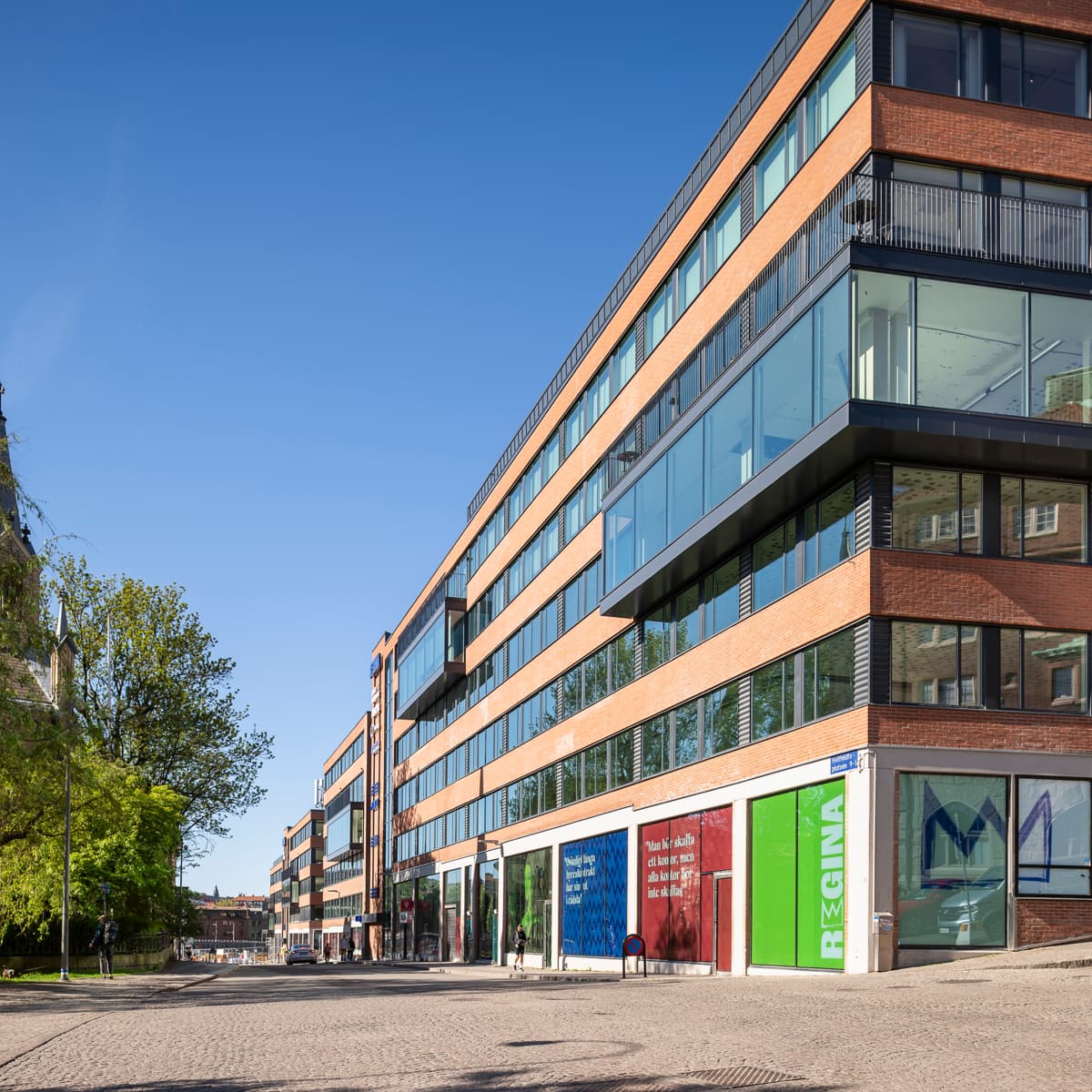 En stor byggnad med många fönster på sidan av den.