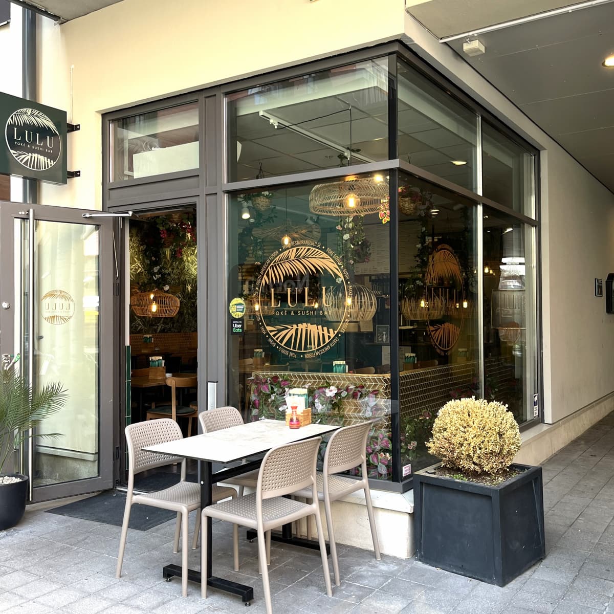 Ett bord och stolar utanför en byggnad.