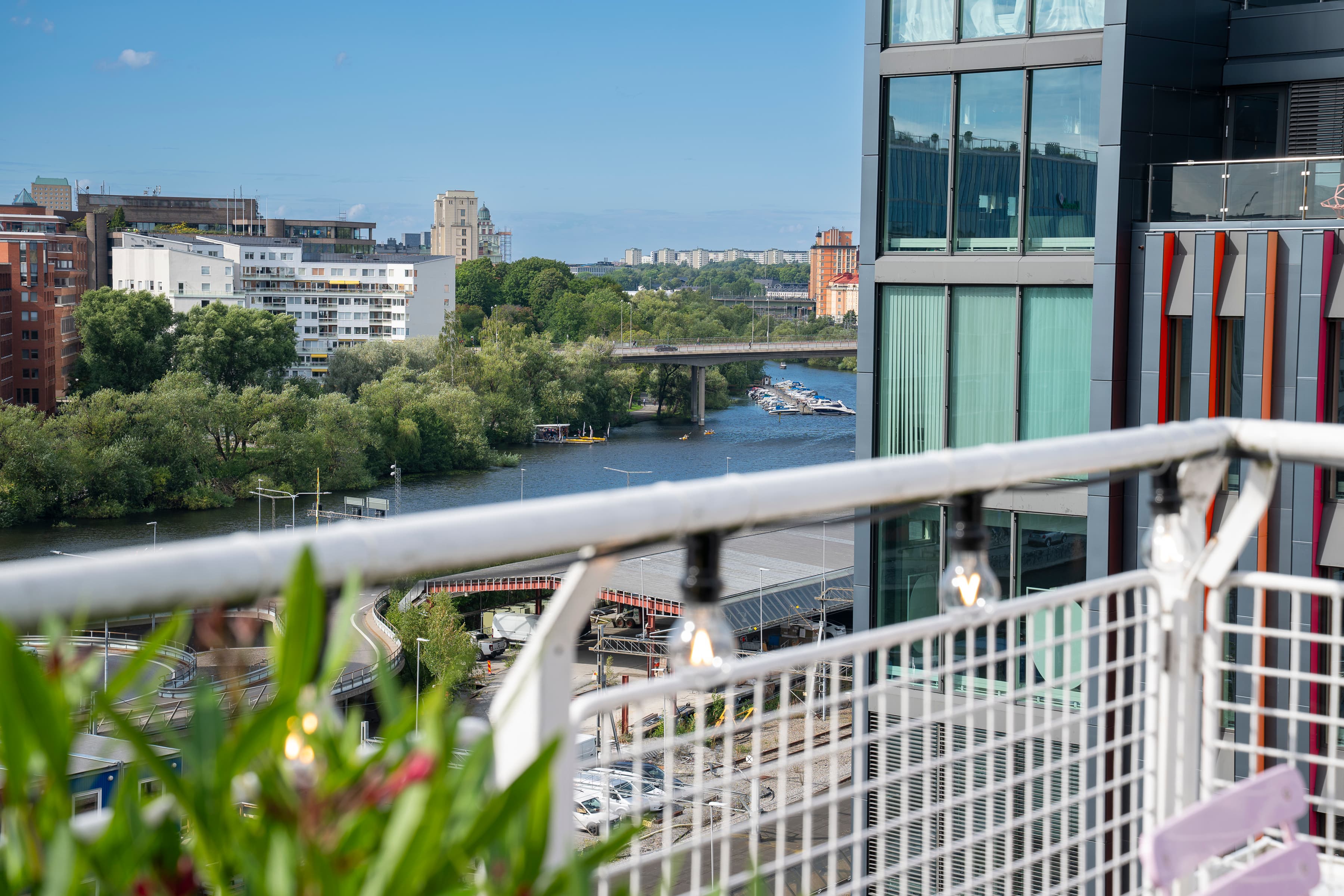 En balkong med utsikt över en flod och byggnader.