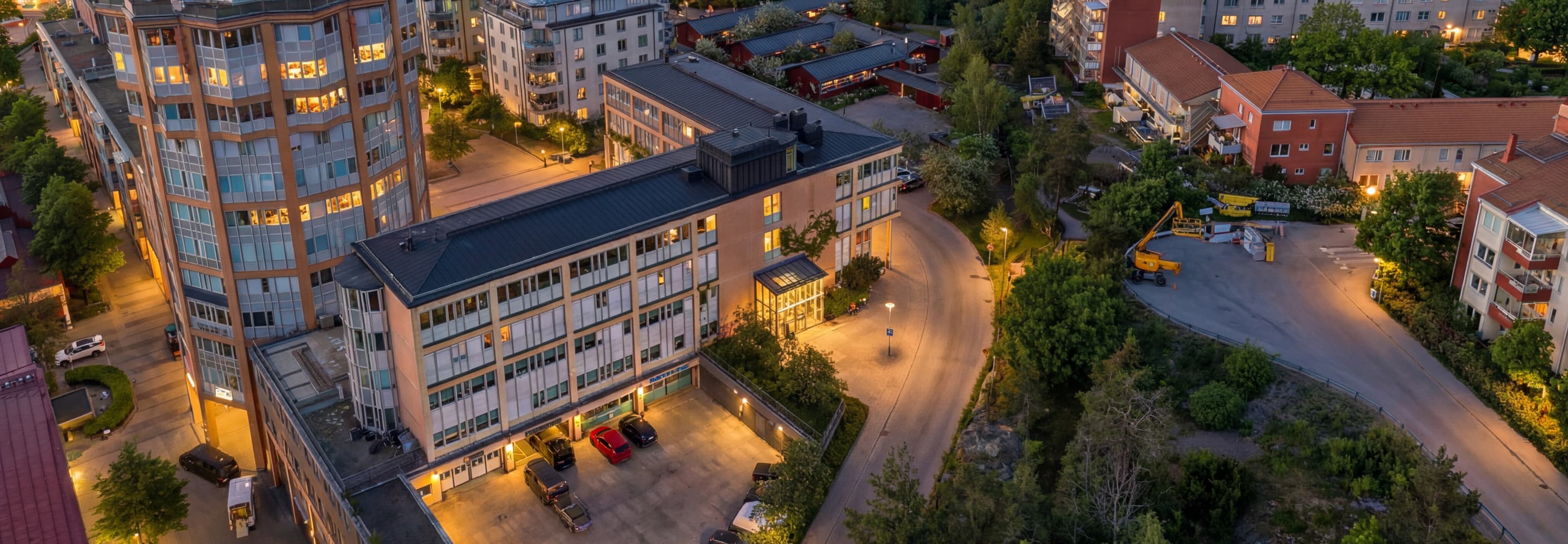 En flygbild av en stad med en sjö i bakgrunden.