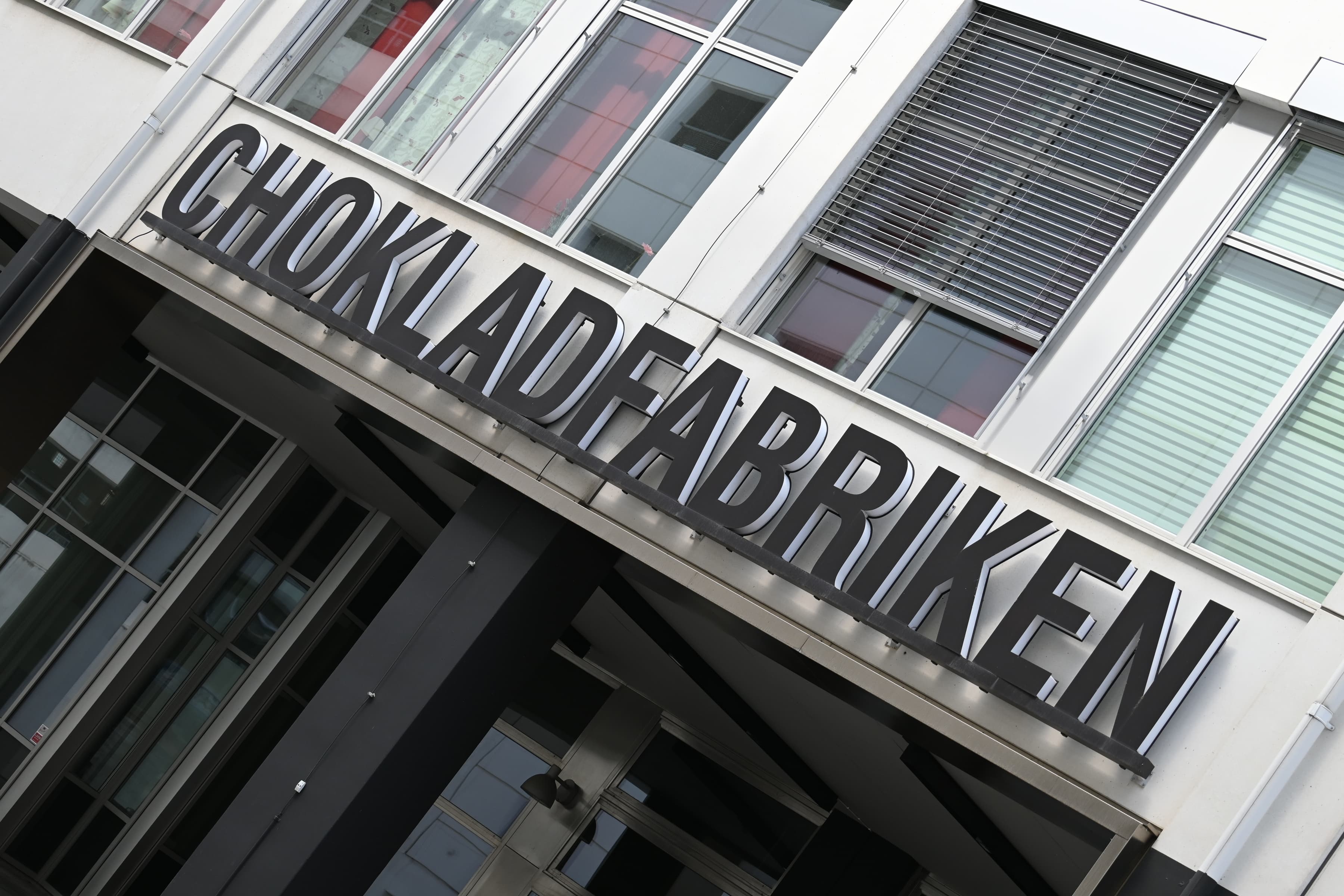 En byggnad med en skylt på framsidan.