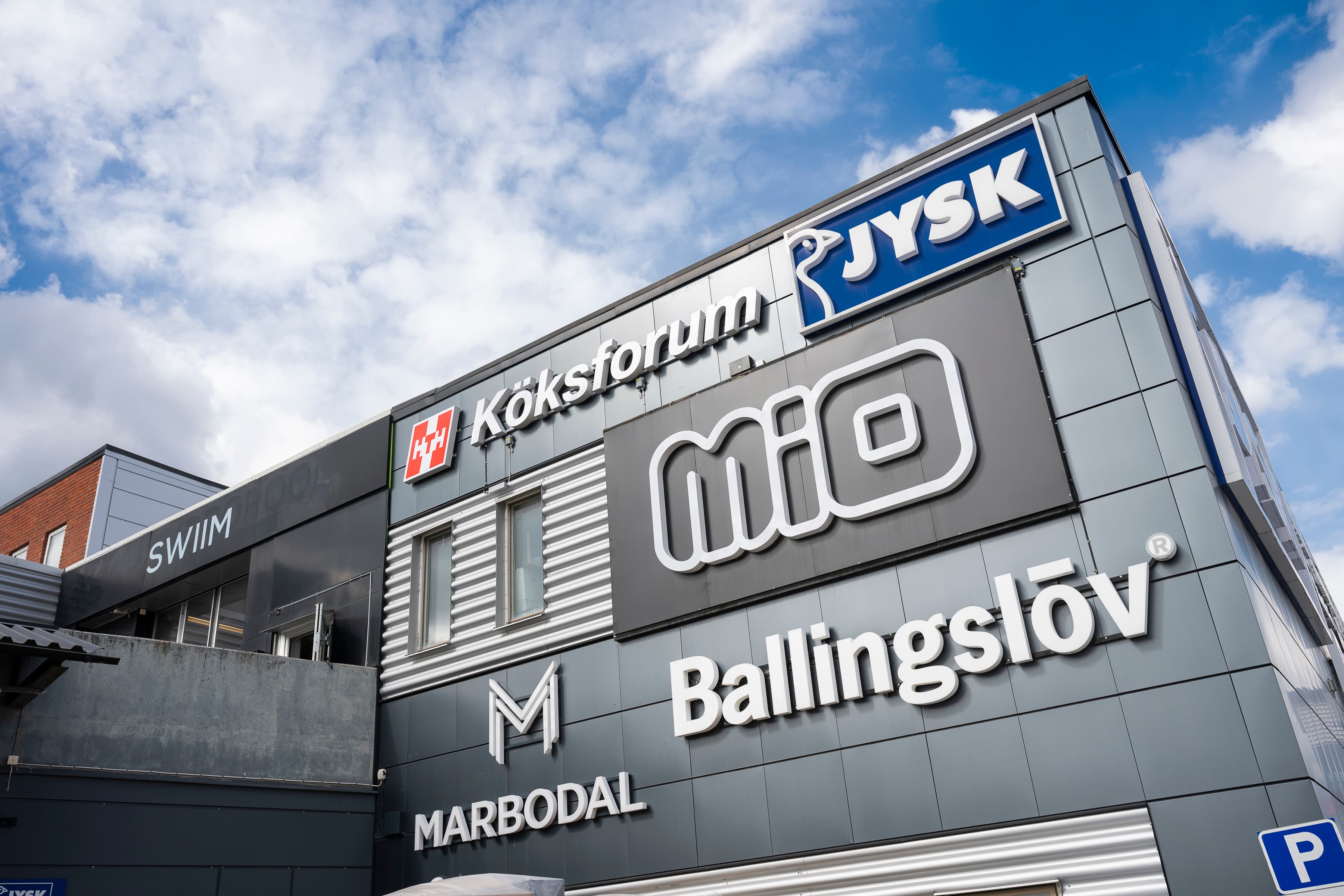 En byggnad som har en skylt på sidan av den.