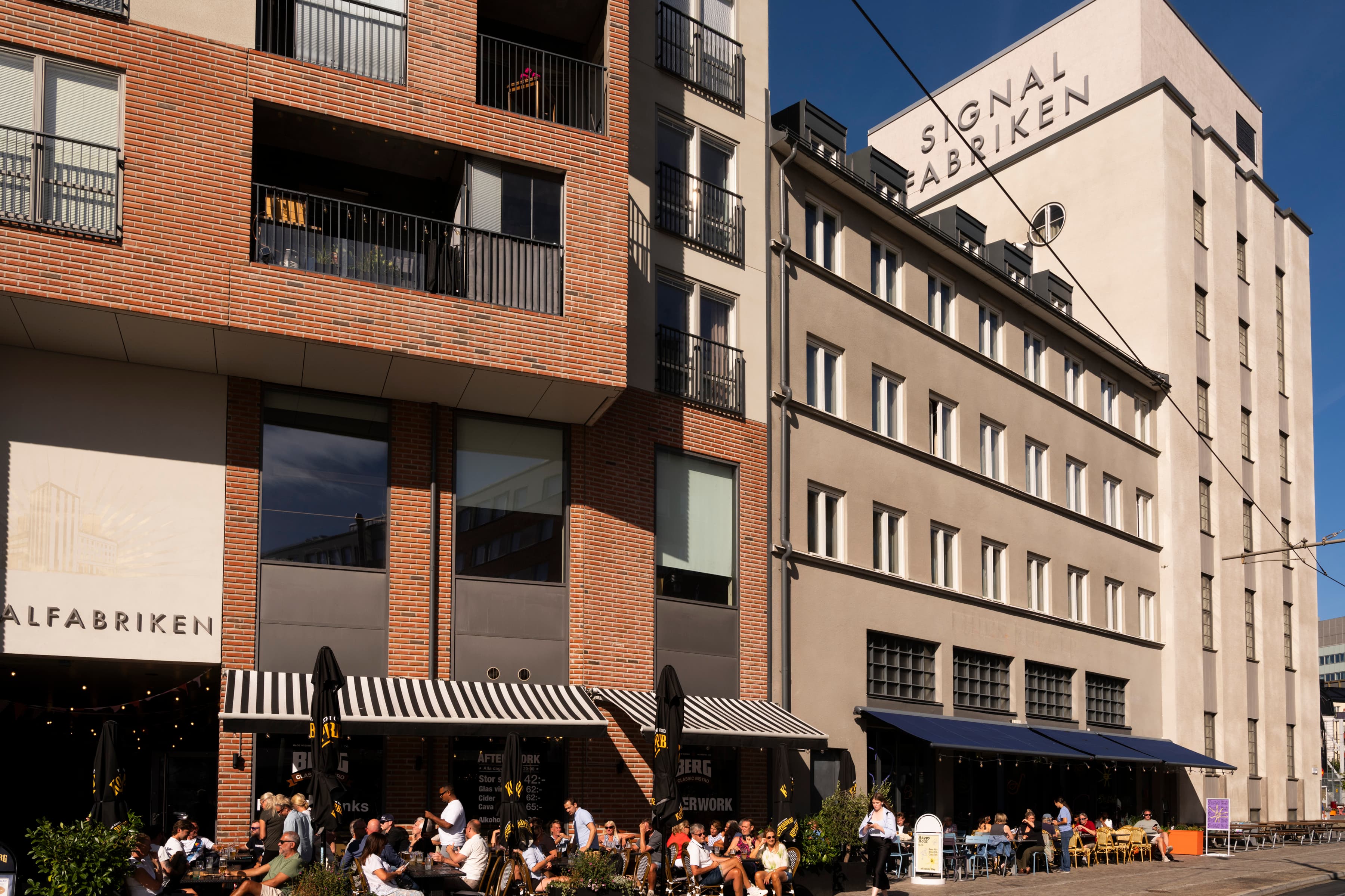 En grupp människor som sitter utanför en byggnad.