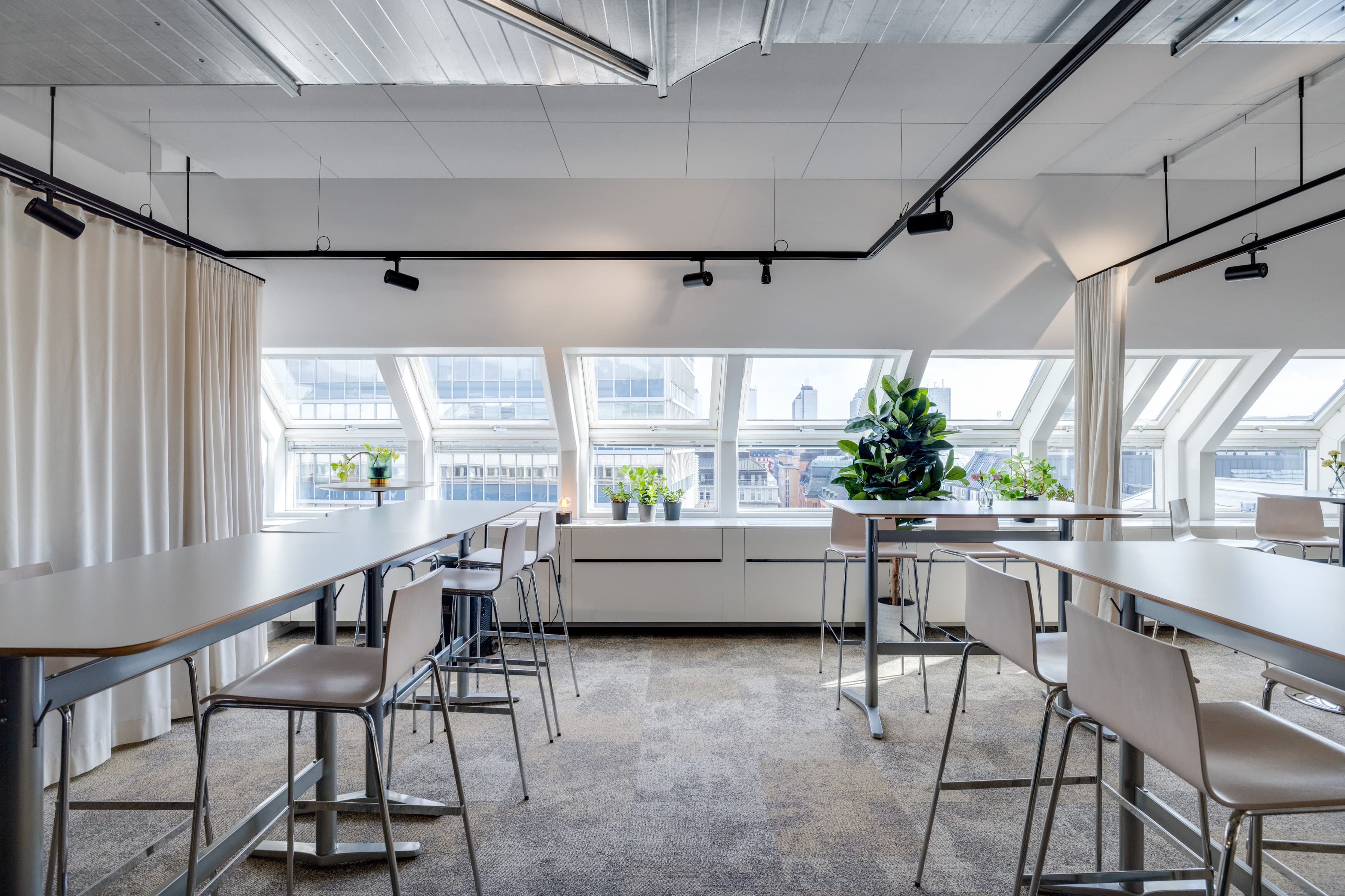 Ett rum med många bord och stolar.