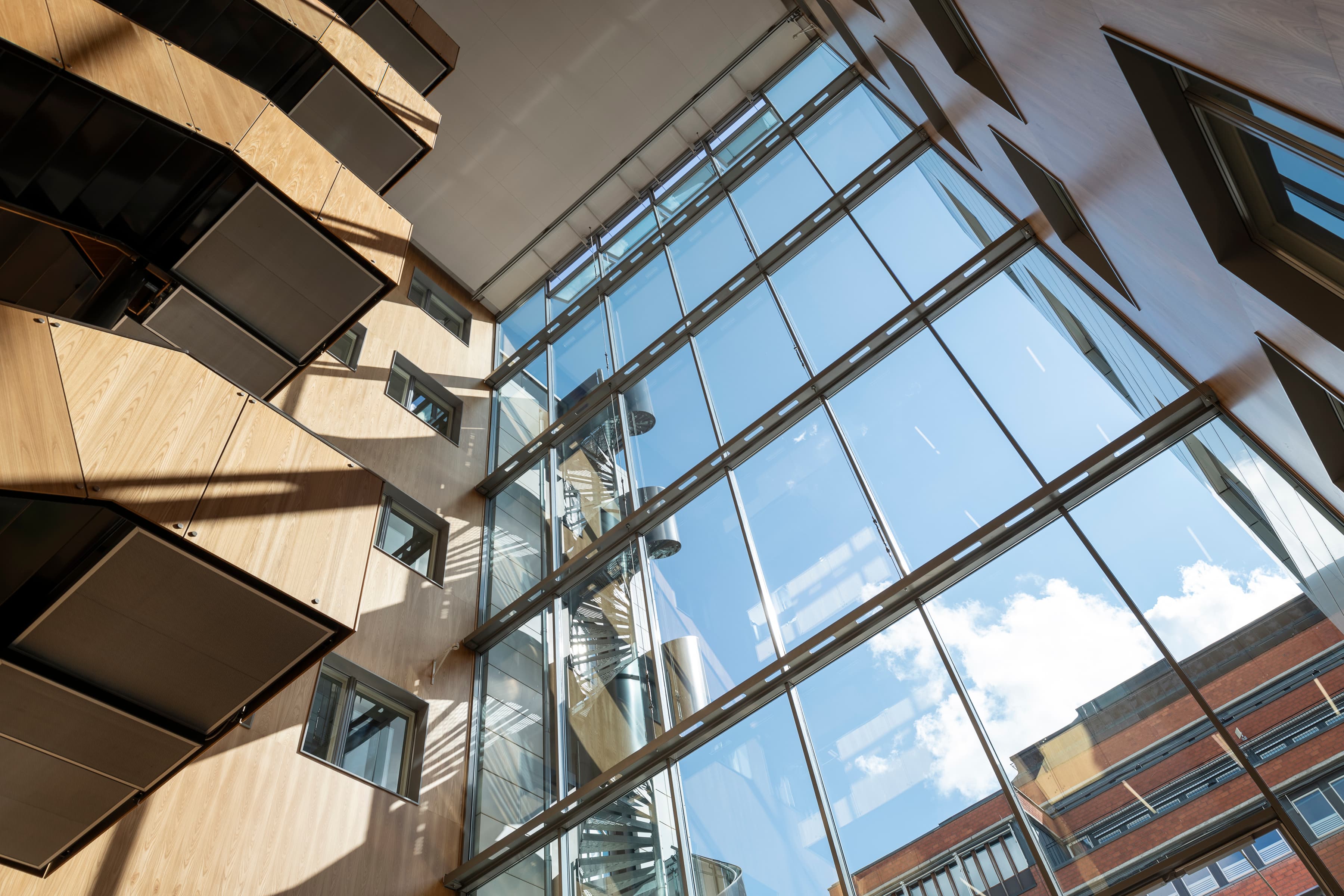 En hög byggnad med många fönster bredvid sig.