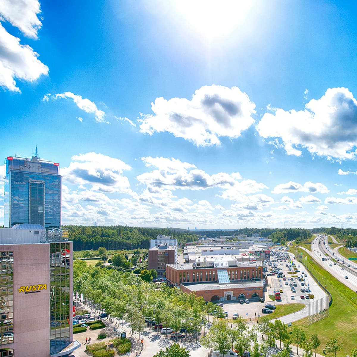 En utsikt över en stad från en hög byggnad.