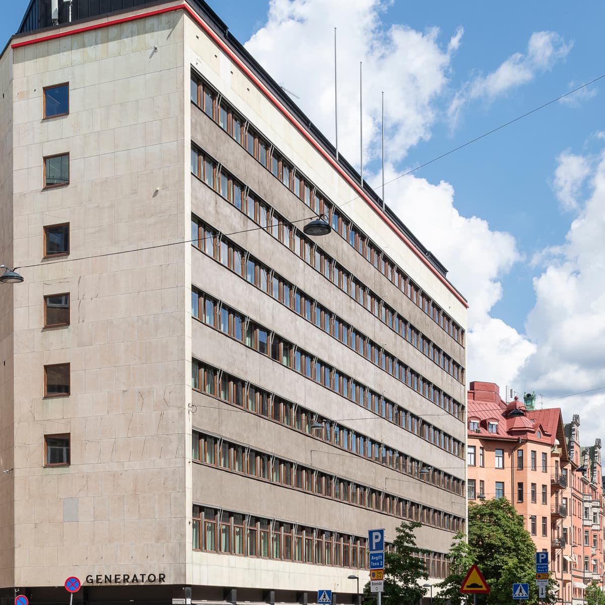 En stadsgata fylld med massor av höga byggnader.