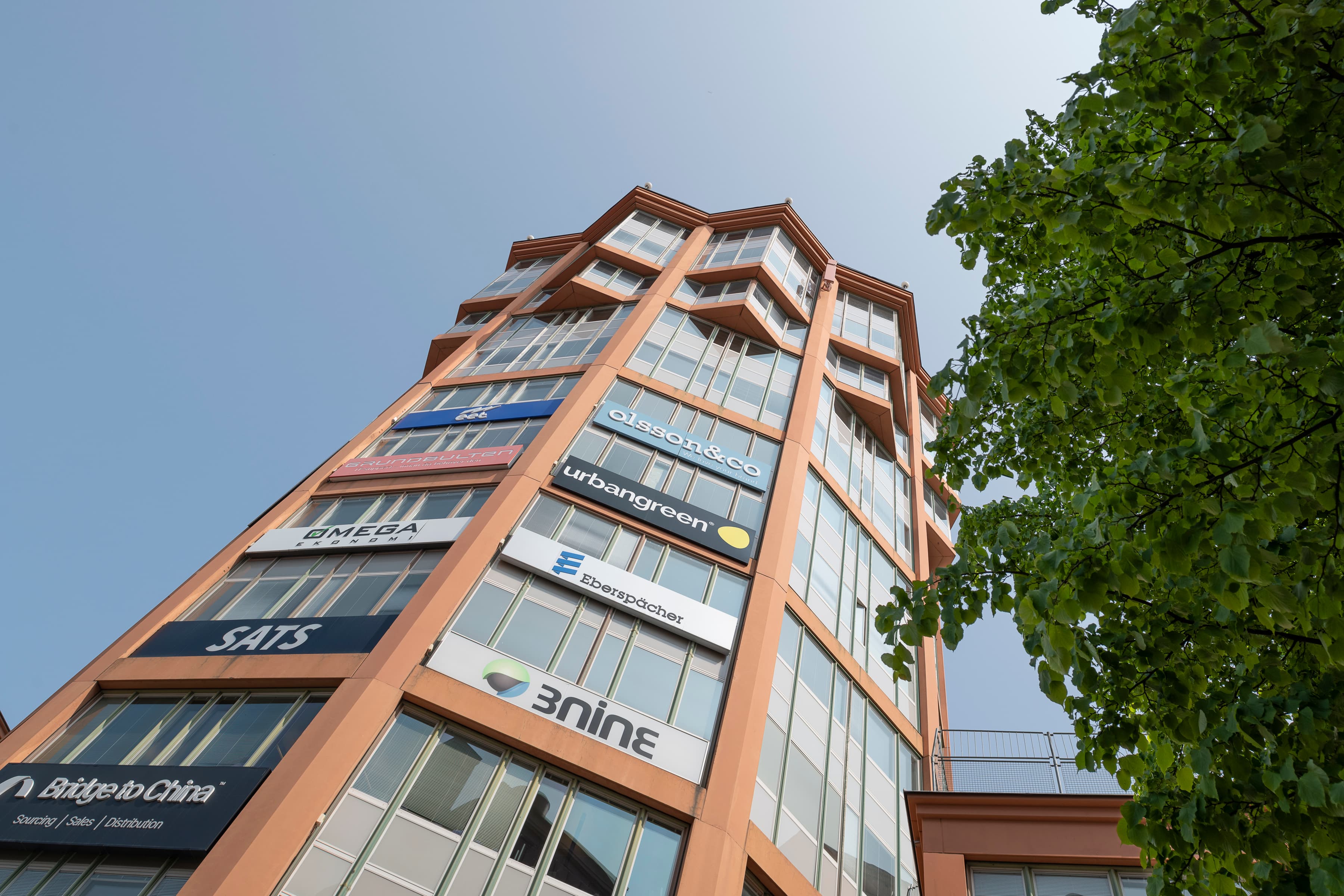 En hög byggnad med många fönster på.