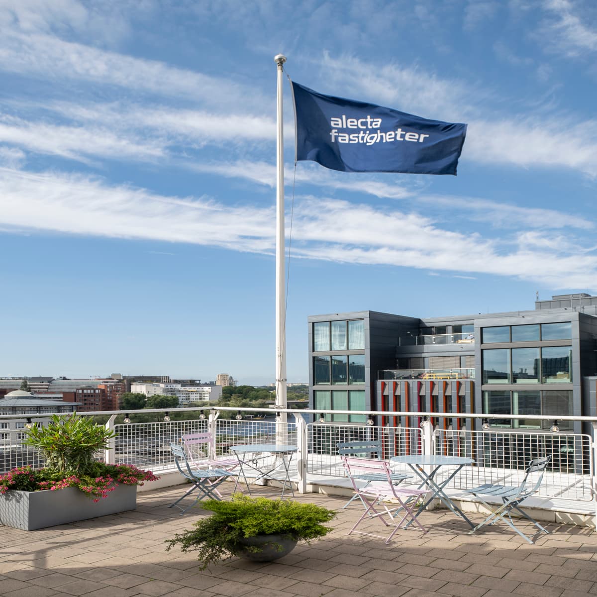 En flagga på en stång på en byggnad.