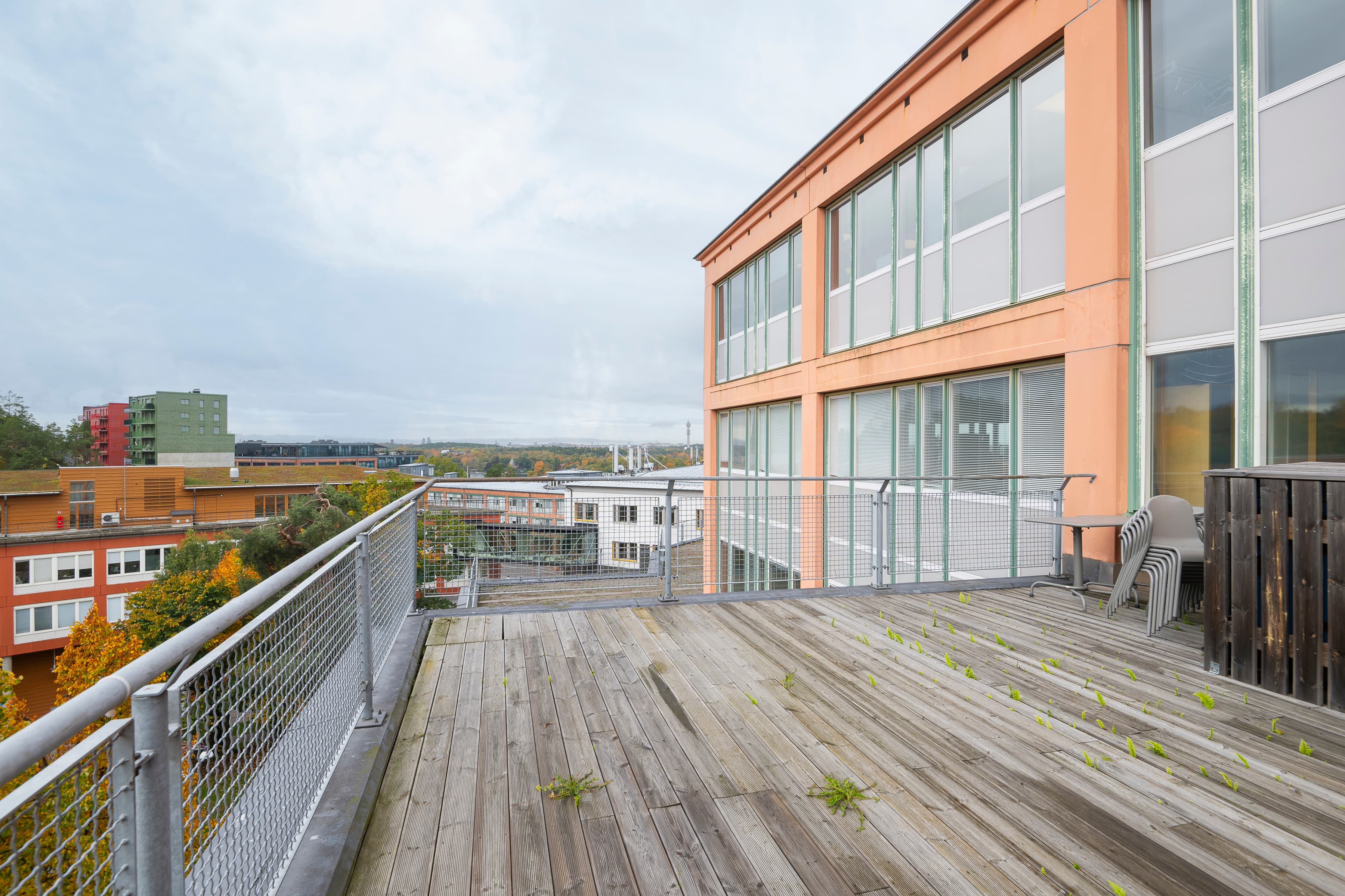 En balkong med räcke och utsikt över en stad.