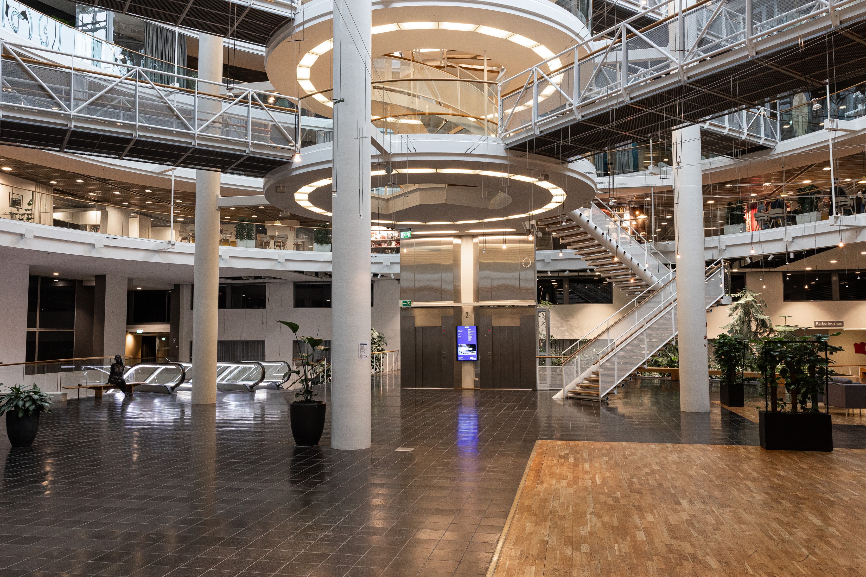 En stor byggnad med en spiraltrappa i mitten.