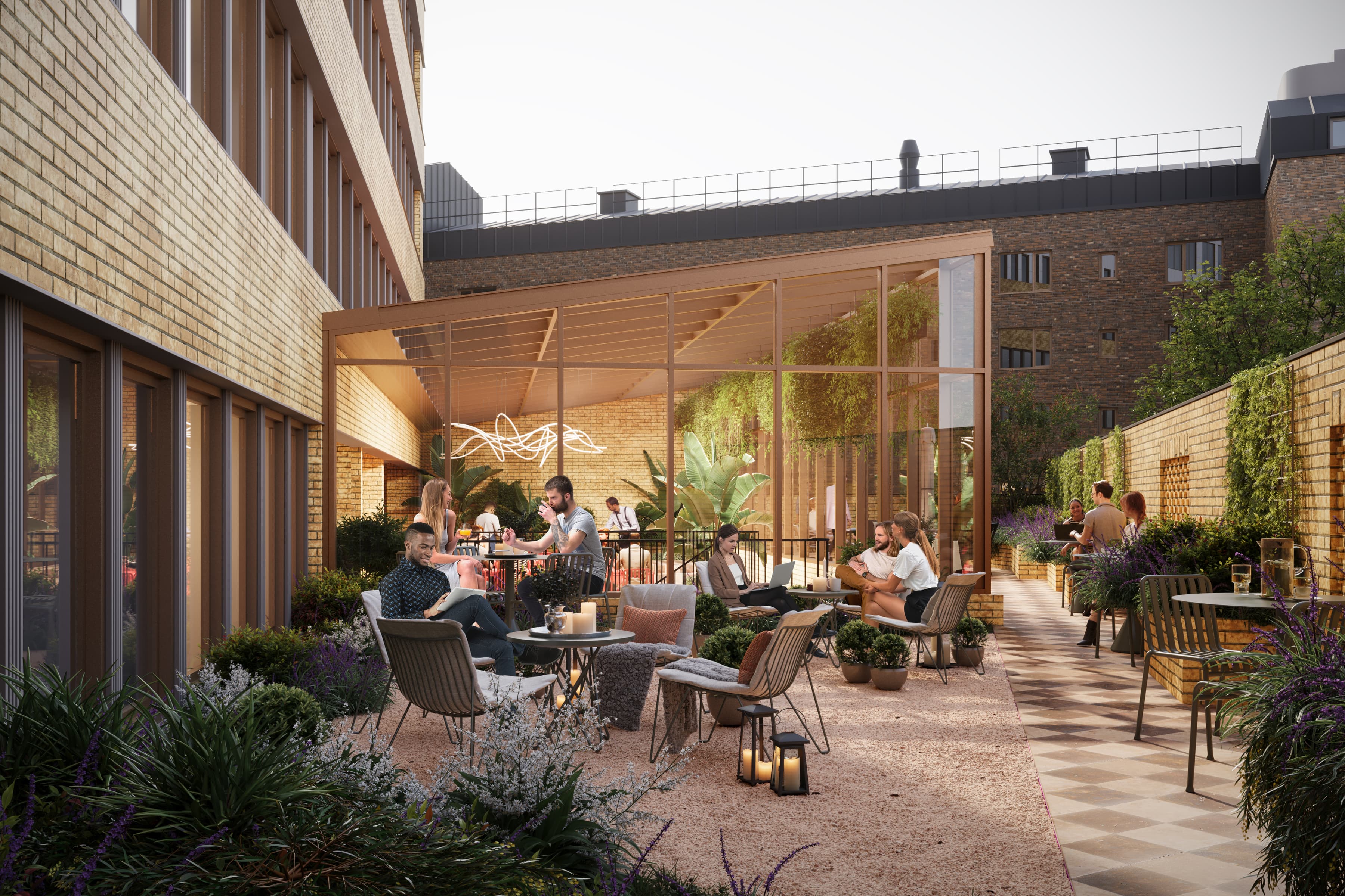 En grupp människor som sitter vid ett bord utanför en byggnad. Innergården utanför Miss Q och Ruby.