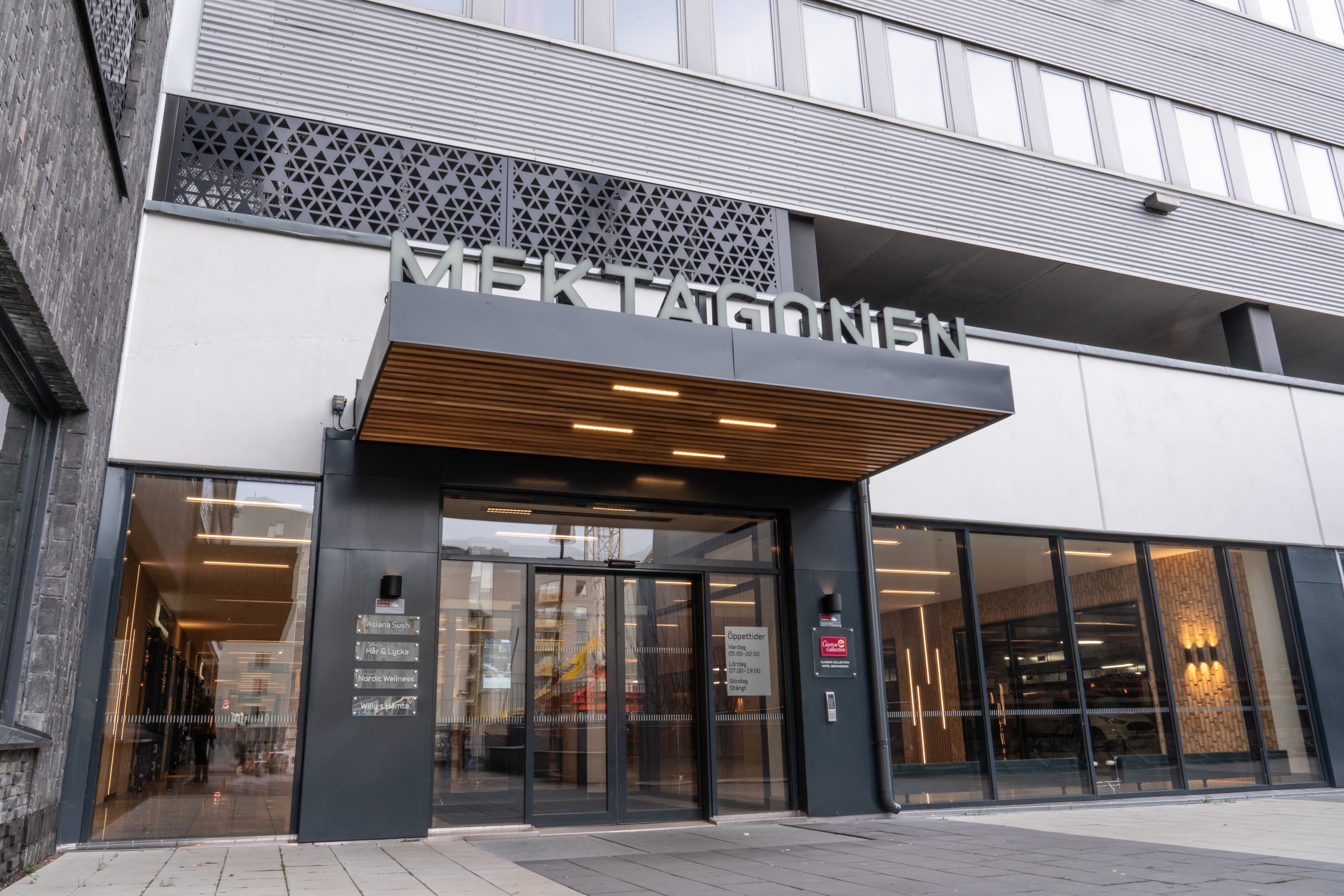 En hög byggnad med en skylt där det står "metropolitan.