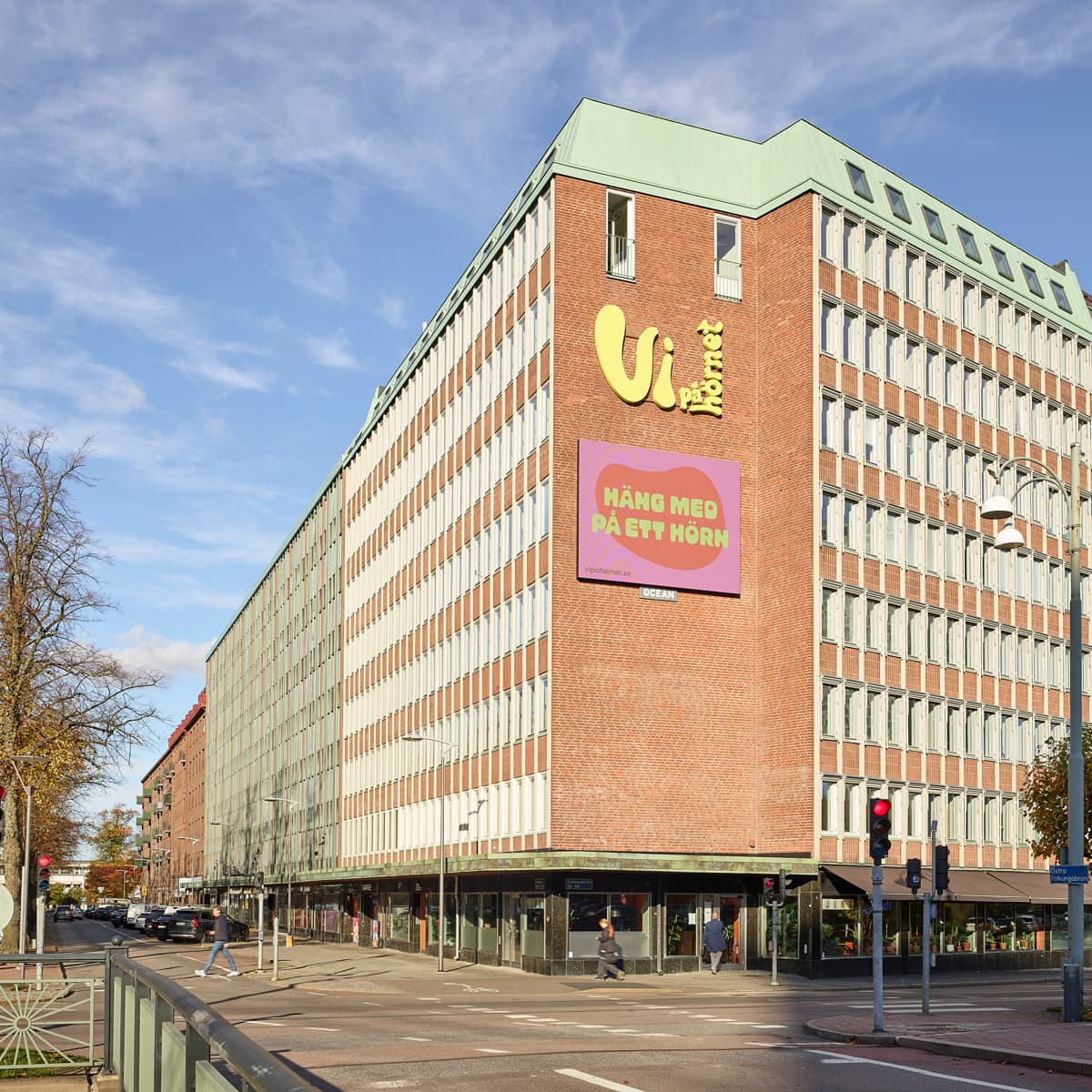 En stor byggnad med en skylt på sidan av den.