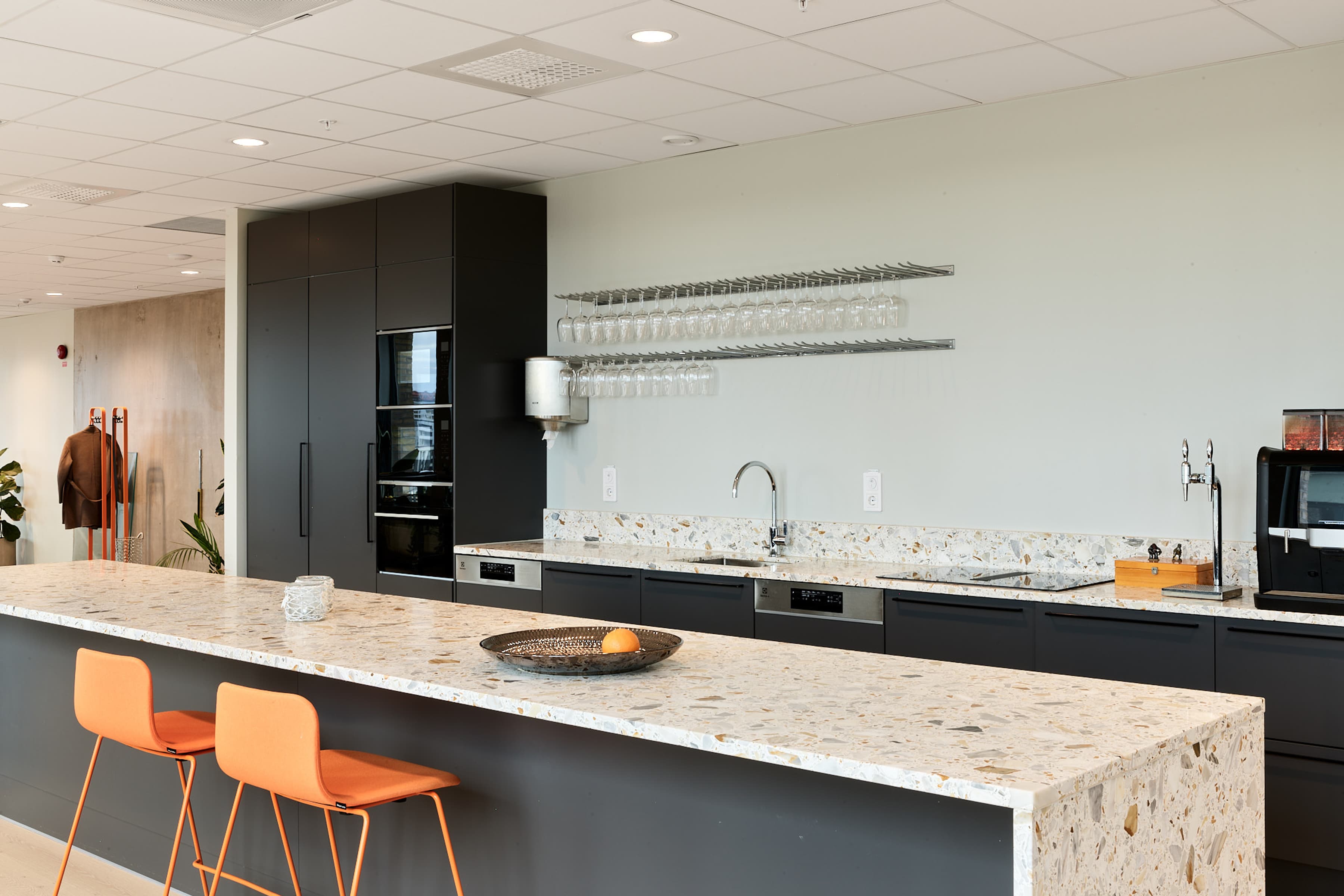 Ett modernt kök med en bänkskiva i marmor.