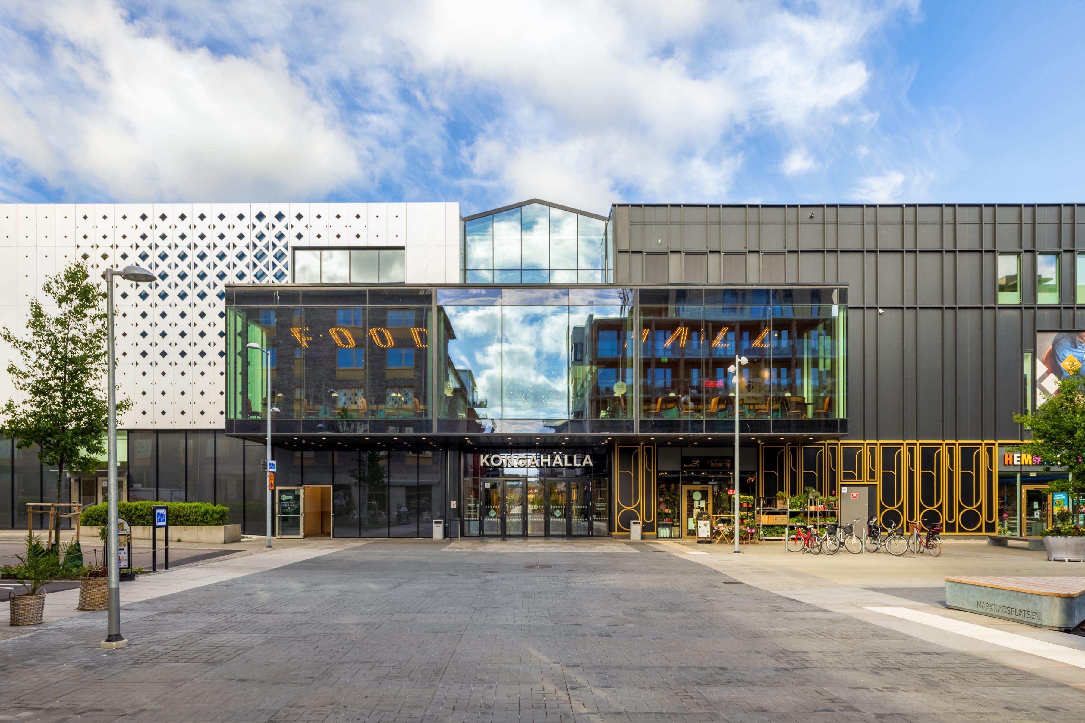 En stor byggnad med många fönster.