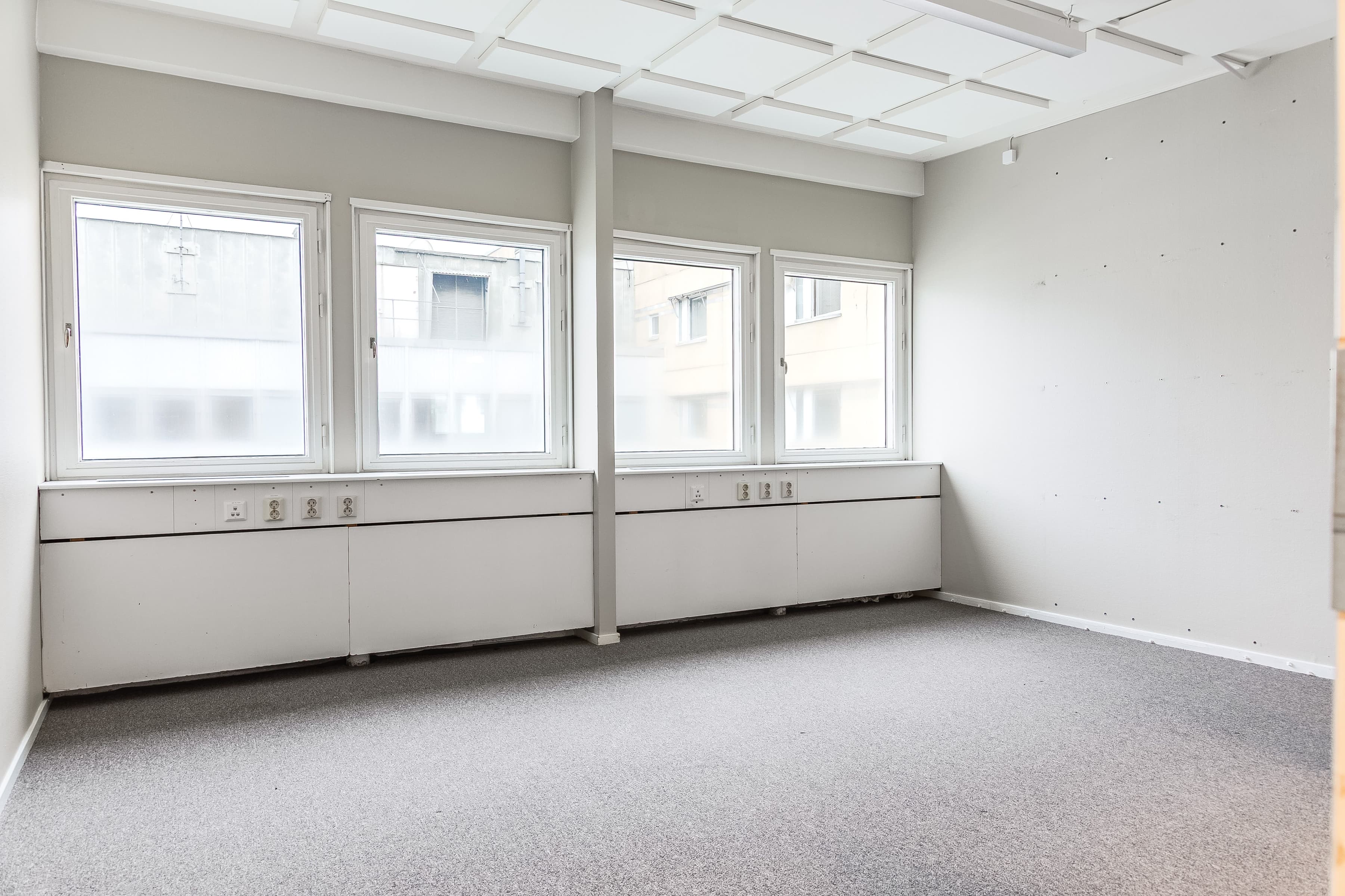 Ett tomt rum med många fönster.