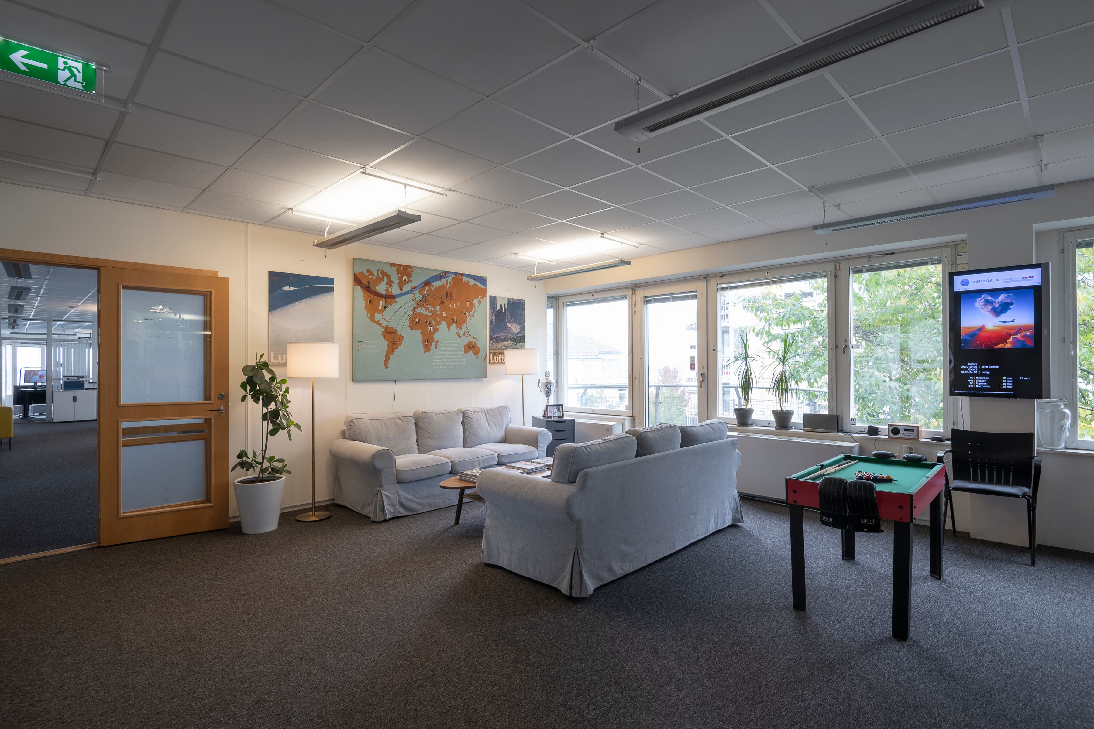 Ett vardagsrum fyllt med möbler och en platt-tv.