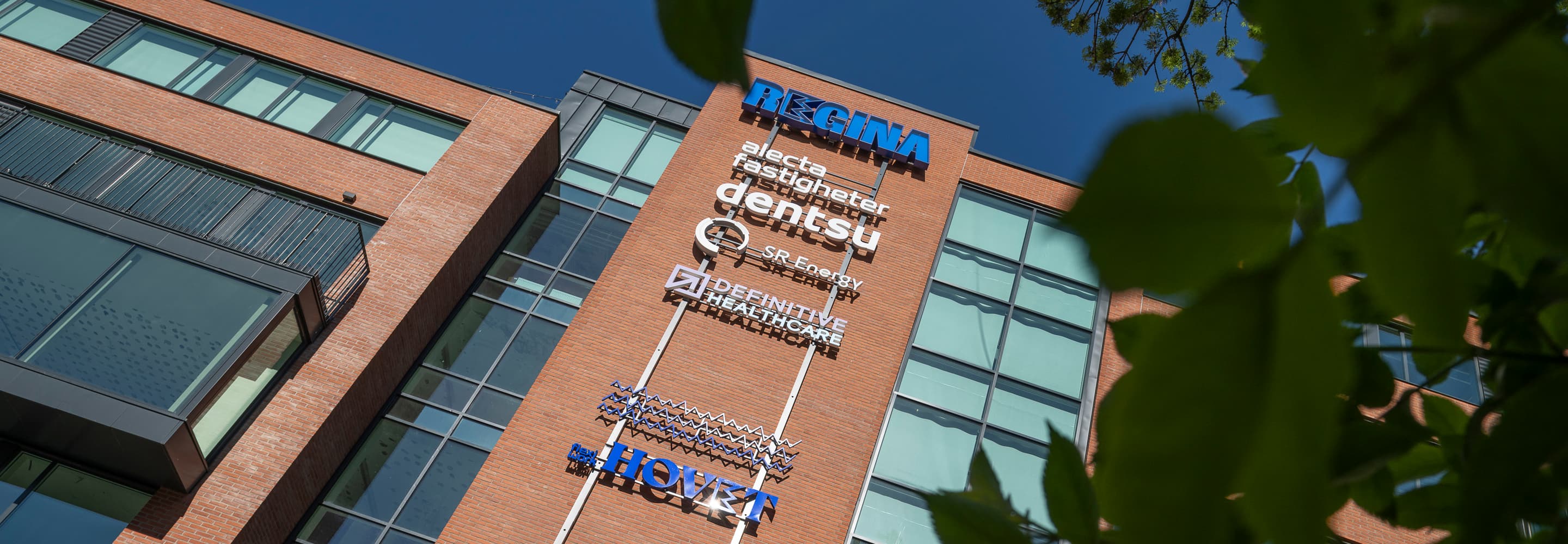 En hög byggnad med en skylt på sidan av den.