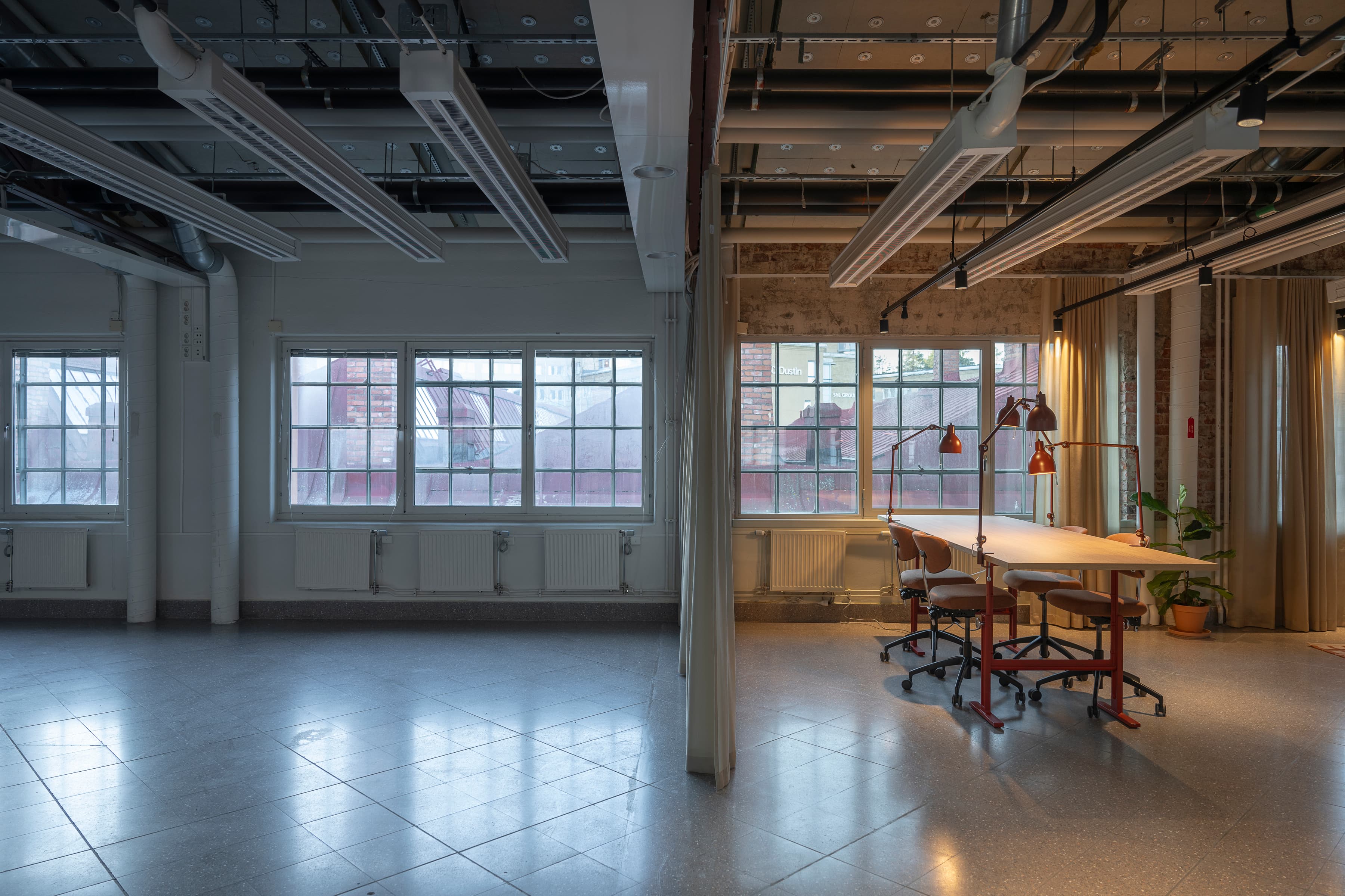 Ett rum med ett bord och stolar i.