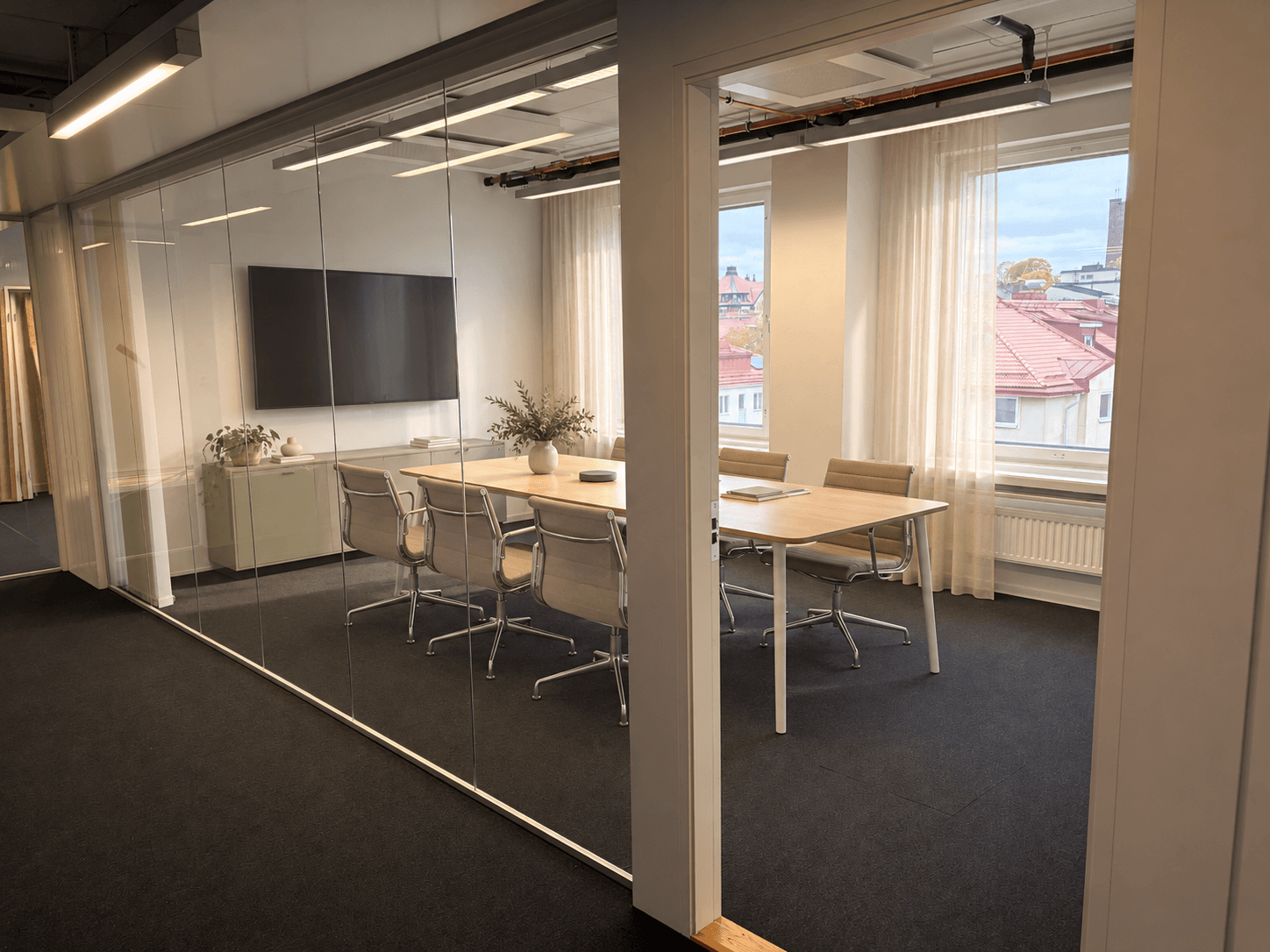 Konferensrum med stora fönster och bra med ljusinsläpp
